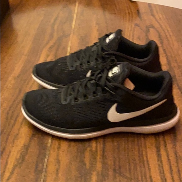 Nike Shoes - Nike FLEX 2016 RUN women’s running shoes Size 7